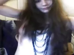 Een harige 18-jarige meisje met romige kutje op webcam