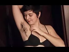 Sexy harige kut babe praat over haar verbazingwekkende lichaamshaar