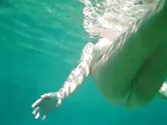 Ful naakt naakt milf onder het water met harige kut