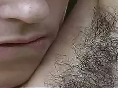 Sexy zeer harige meisje met melkachtig borsten