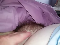 Mijn wifes dikke harige kutje blootleggen in de ochtend