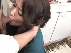 Brunette met een kraag krijgt haar clit geplaagd met speelgoed