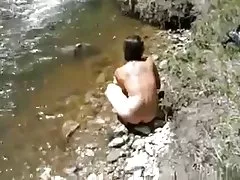 Morgan nemen van een bad in de rivier