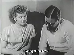 Harige jongen doordringing van zijn nieuwe vriend (jaren 1950 vintage)