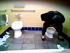 BBW vrouw zweefde over het peuter-toilet