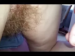 Spelen met haar harige kont vond ik een 10 inch pube