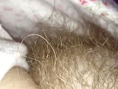 Pull-down haar jammies onthullen haar zachte harige kut heuvel
