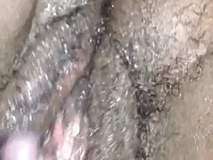 Ebony natte harige kut solo spelen