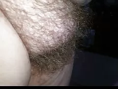 Vrouw op de telefoon ik voel haar harige pussy