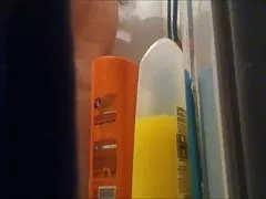 Naakt moeder gevangen in een douche door verborgen cam